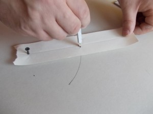 Rysujemy koło przy pomocy wkrętu, ołówka i taśmy papierowej do szpachlowania.