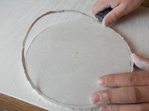 Wycinanie elementów z płyty gipsowej np. koła