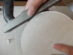 Wycinanie elementów z płyty gipsowej np. koła